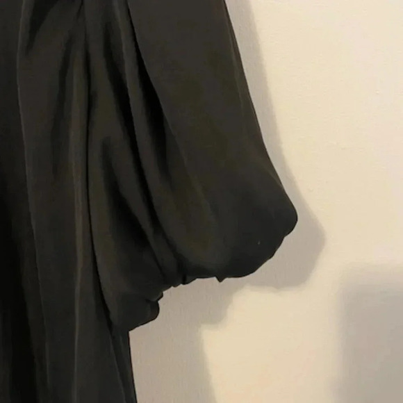 ASTR The Label Black Bubble Hem Puff Sleeve V Neck Top - Picture 3 of 6